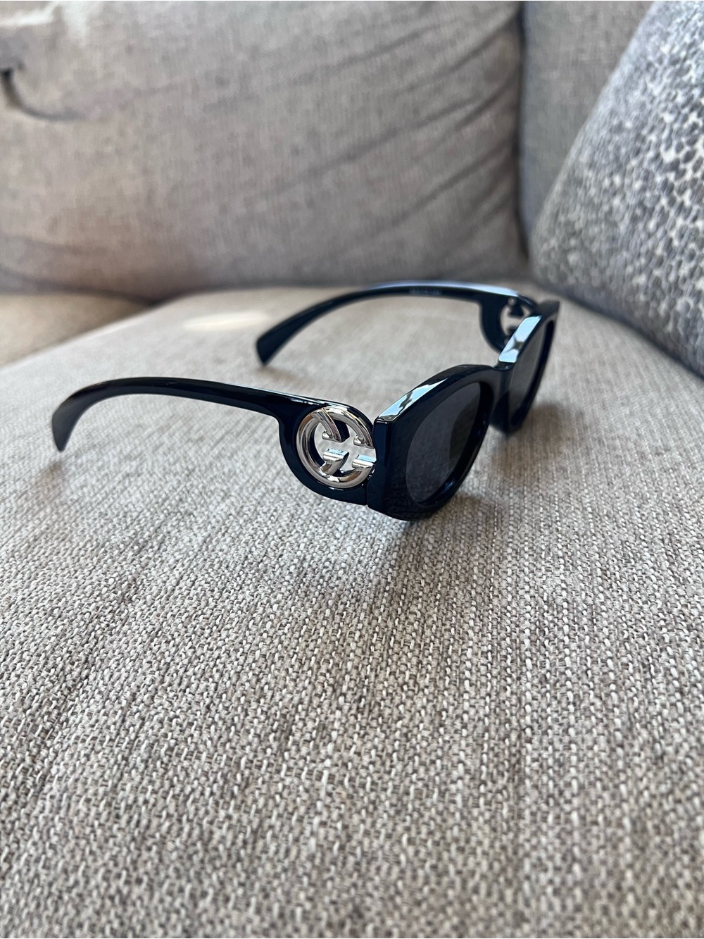 Gucci Interlocking G Sunglasses with Silver Logo Accent - Picture 2 of 6